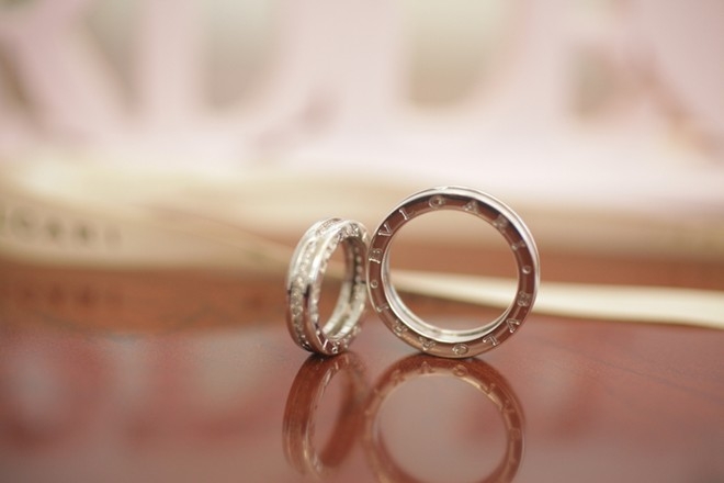 
	
	Nhẫn cưới của cặp đôi được thiết kế khá đơn giản nhưng rất hiện đại và trẻ trung.